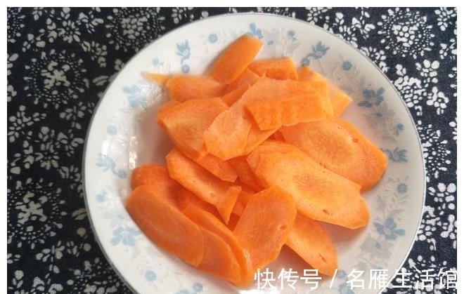 配菜|炒包菜时,多加1样配菜,味道更好营养高,孩子老人都爱吃