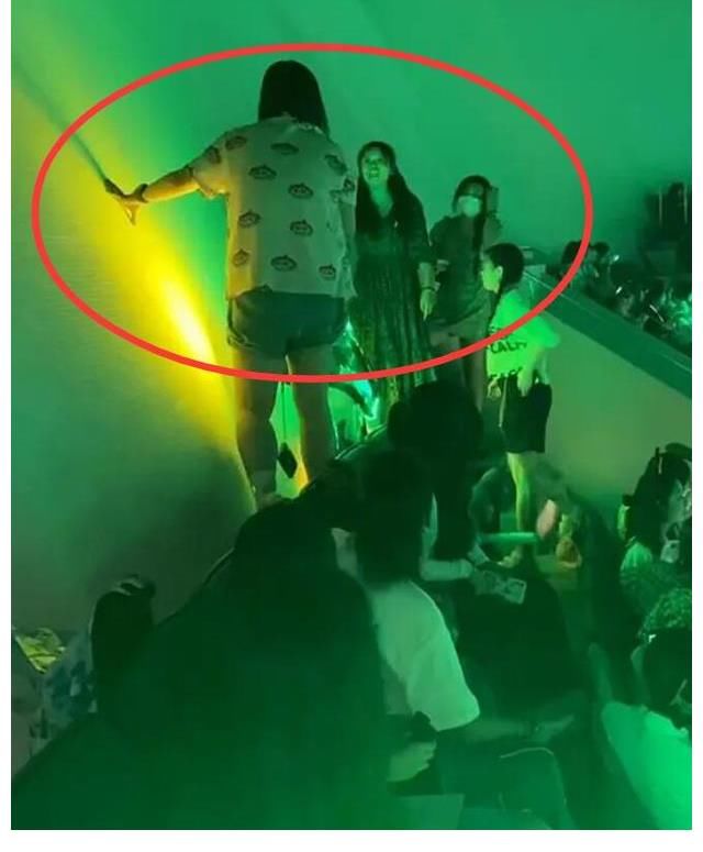 王一博|乐华演唱会王一博卡点1005？CP粉唯粉现场打架画面曝光，绿海赢了