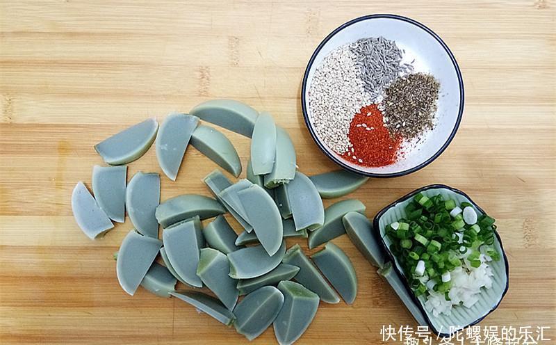 几个鸡蛋一勺碱,教你做东北街头特色小吃——孜然实蛋