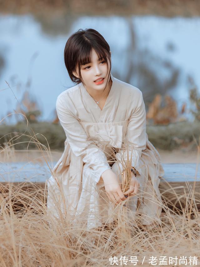 明星 美女户外写真,一袭长裙温柔漂亮,很有明星气质,是个漂亮的美女