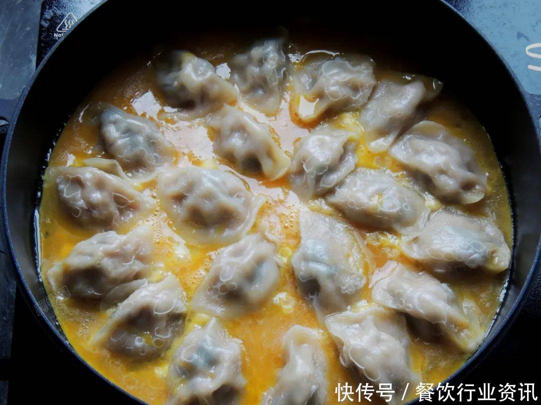 吃剩下的饺子这么做！早餐营养又省事，比现包的还香100倍！