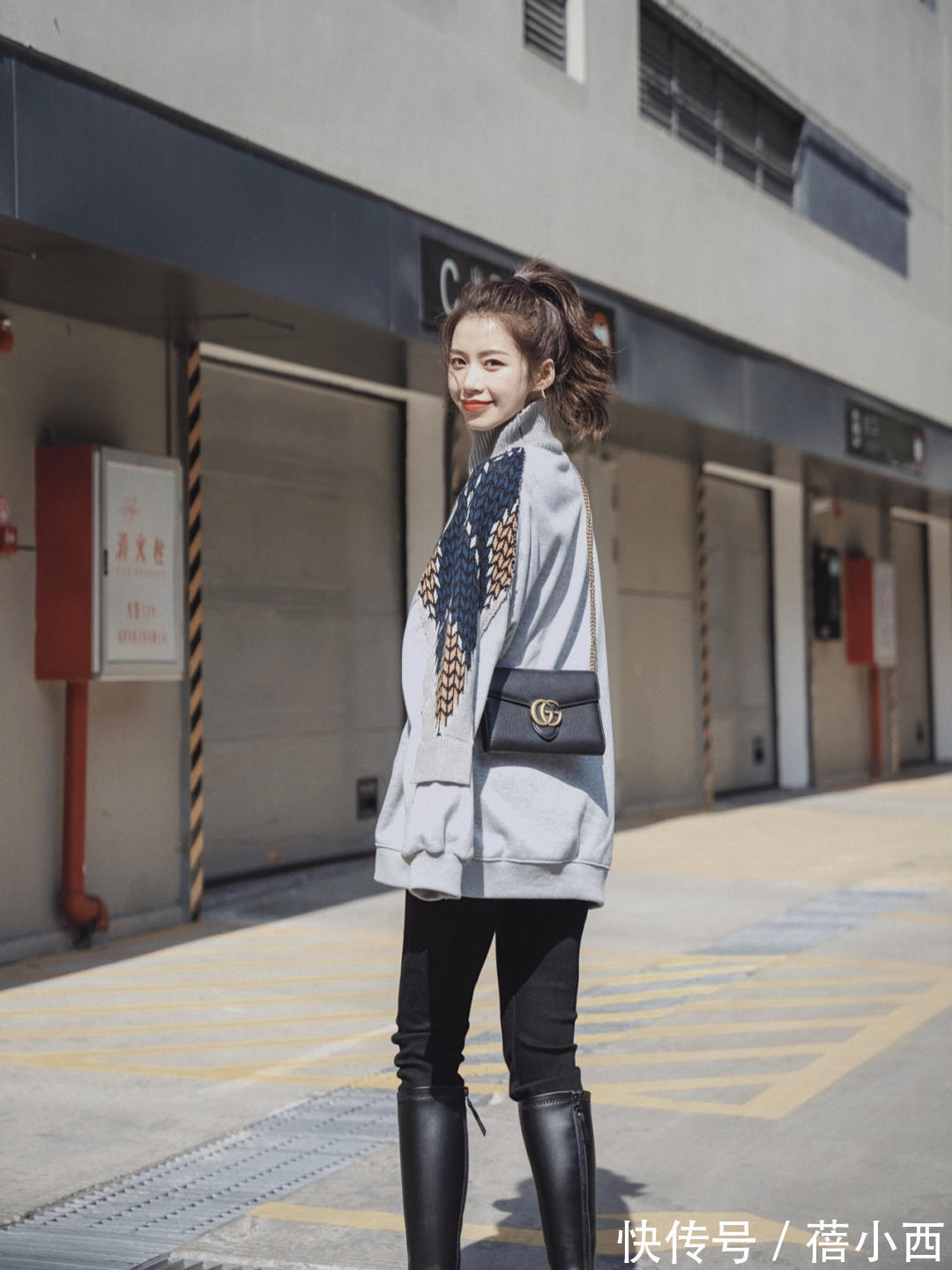 阔腿裤|今年流行“毛衣+裤子”,搭配小黑裤、牛仔裤、阔腿裤保暖又时髦