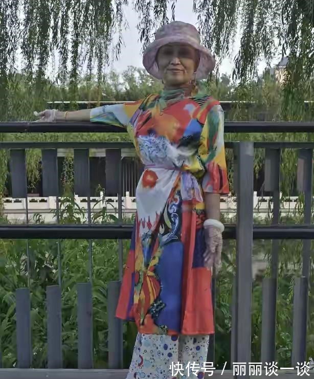 连衣裙 “老年穿搭”谁最强北京大妈土带潮,上海大妈精致时尚,更个性!
