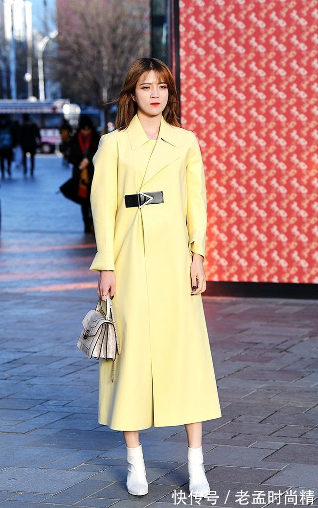 大衣|街拍:美女演绎短靴配大衣,款款漂亮