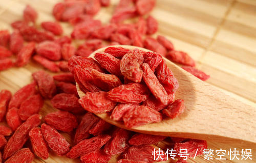 營養物質|枸杞白天吃和晚上吃哪個好吃對“賽人參”，吃錯“易生病”