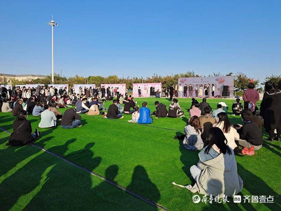 用歌聲傳達(dá)情意，東營(yíng)明月湖相親會(huì)變身浪漫音樂節(jié)