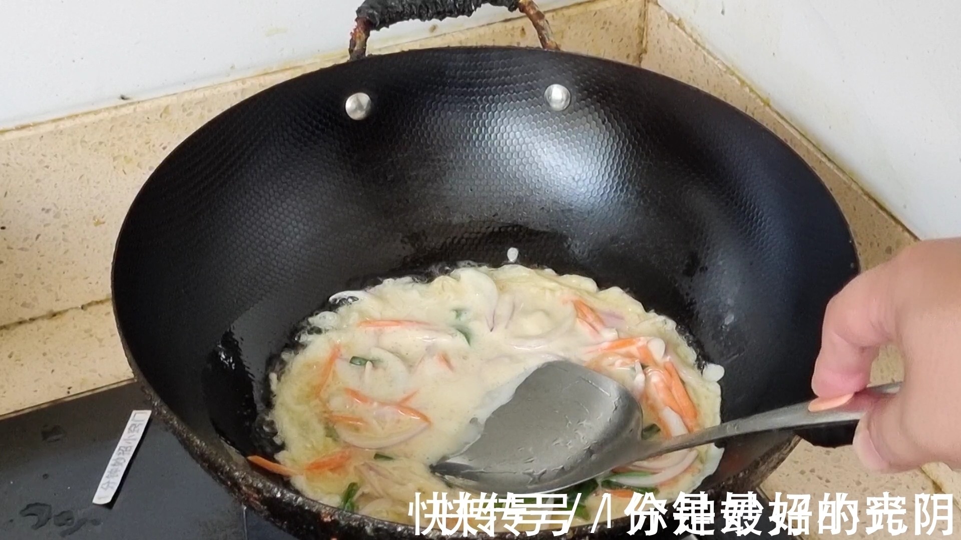 洋葱鸡蛋饼|洋葱别炒着吃了，淋入2个鸡蛋，我家一周吃5次，营养又解馋