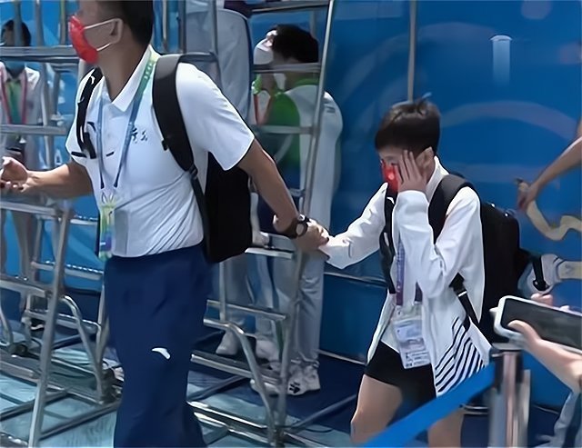 东京奥运会|全红婵终于圆了童年梦!之前没钱出去玩,如今师姐带她疯玩游乐场