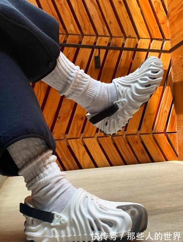 生物感 生物感满满的前卫造型！Crocs 联名鞋款实物释出！