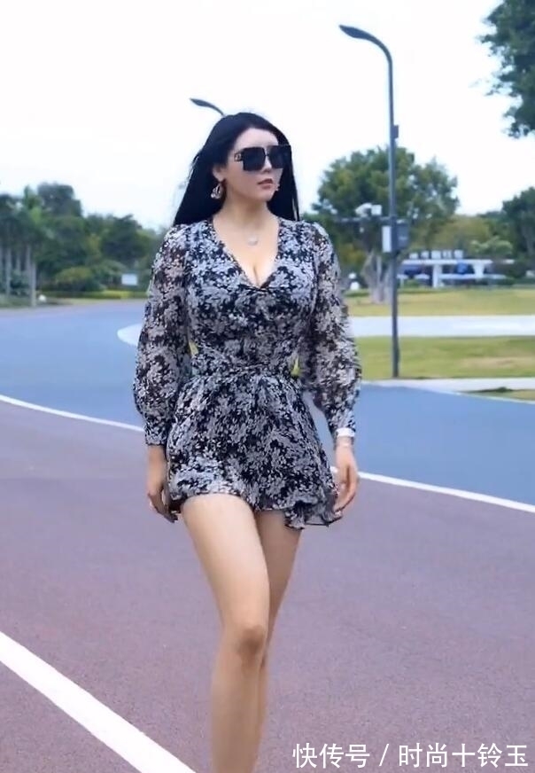 高跟鞋 碎花雪纺裙看似随性，一般人驾驭不了，主要还是看气质