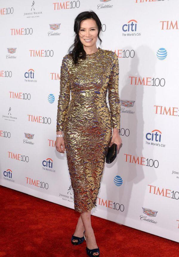 不老女神|邓文迪不愧是“商圈女神”,亮片修身连衣裙秀曼妙身材,高挑精致