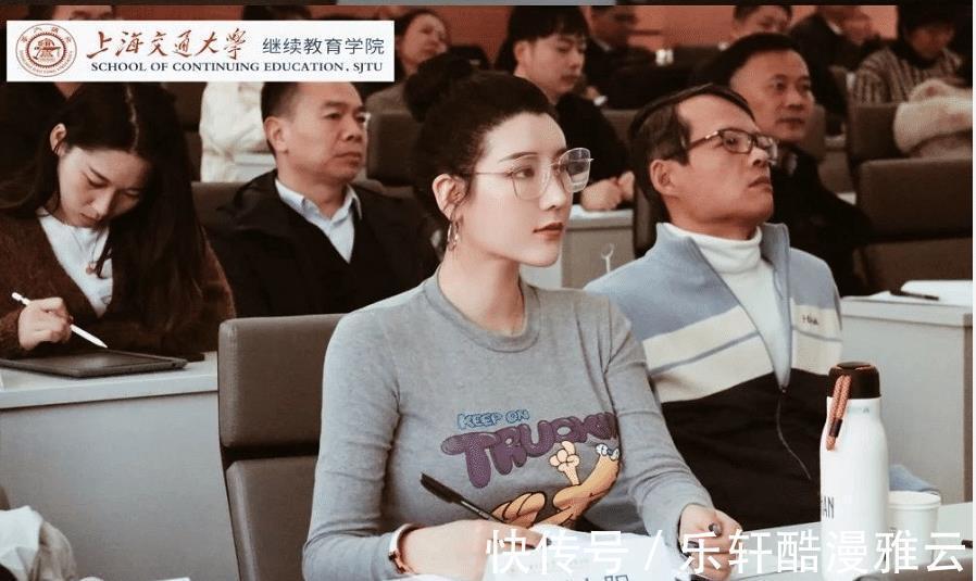 纤腰丰臀|刘太阳穿褶皱裙秀好身材,坚持健身读书已3年,在大学上课很显眼