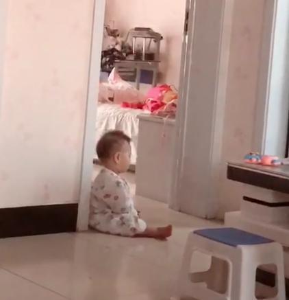 姐姐|弟弟午睡醒来后,坐在姐姐房间门口等姐姐睡醒,画面太有爱了