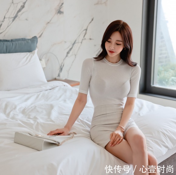 搭配|女神孙允珠时尚搭配：粉色柔情水漾清新淡色半袖裙