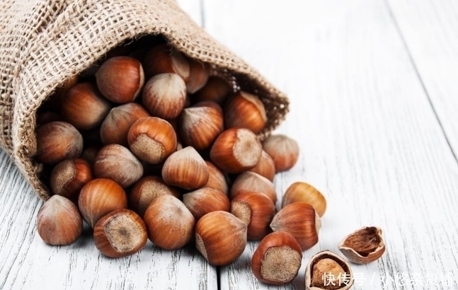 好处|晚上坚持吃5颗板栗,几大好处不请自来,但要注意3个食用细节