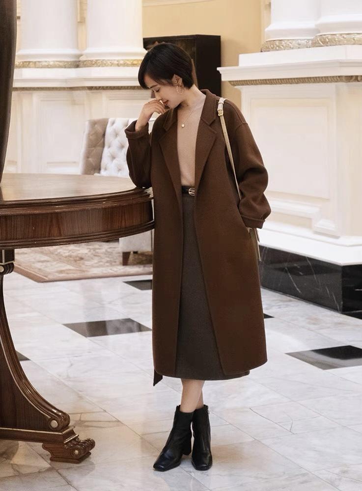 羊毛衫 这才是40+女人该有的打扮,用“大衣+半身裙”,展现出熟龄气质美