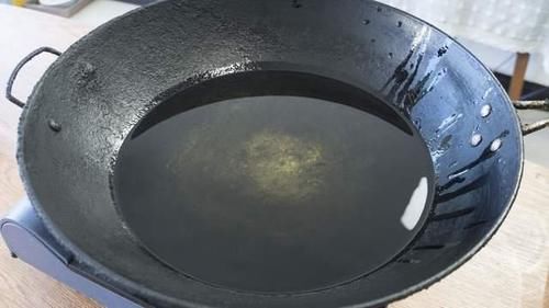 快过年了，我家花生米都不炒着吃了，打2个鸡蛋进去，美味又解馋