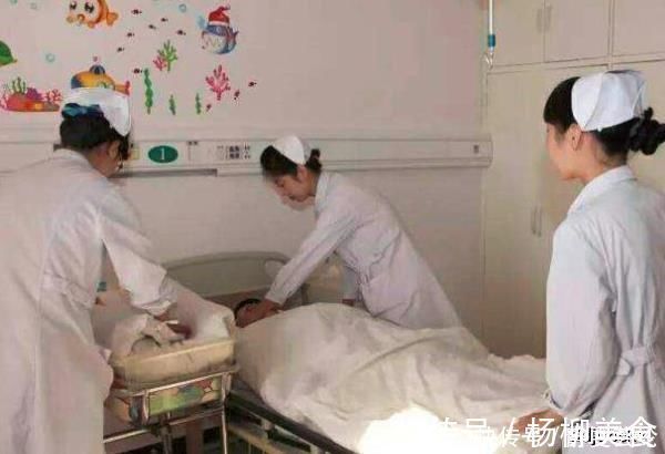 双胞胎|产妇生下双胞胎,护士向家属道喜却被医院辞退,只怪多说了一句话