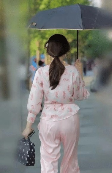 街拍阿姨为了时尚,穿件粉色“睡衣”就出门,瞬间年轻了20岁