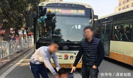 报警|8岁儿子在公车上突喊肚痛,爸爸看了却立马报警,司机是聪明娃