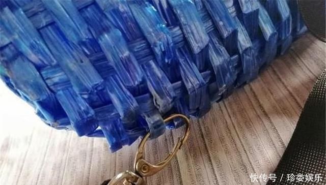 孩子没钱买书包,爸爸连夜编织尼龙书包,第二天孩子成班级亮点