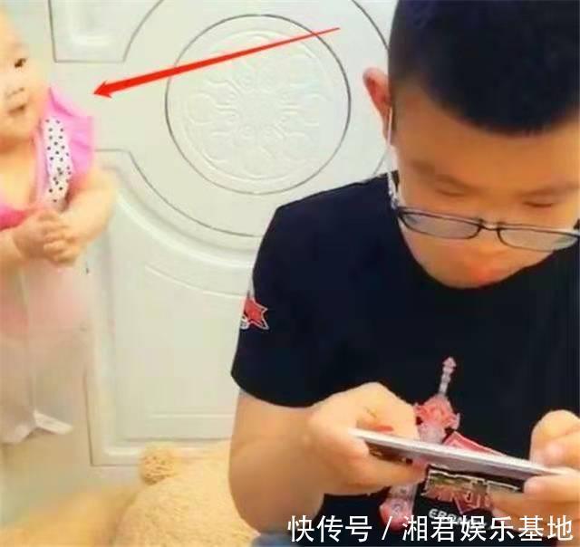 外甥|小舅贪玩带娃走红,竟把宝宝挂门上,网友同情小外甥!