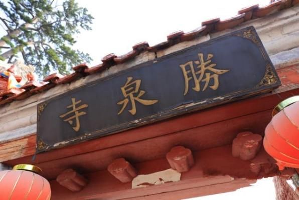 北京为保护一眼泉，悬崖边修建一座寺院，是都市中难得的寂静地