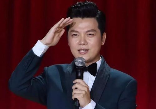 零点报时出误差,任鲁豫5次拿起话筒拯救大局,从配角到C位,他值得!