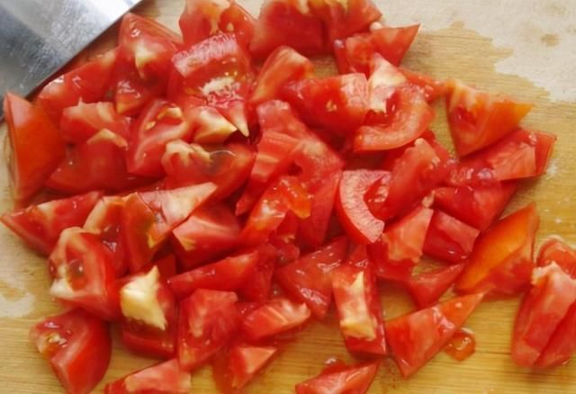 番茄|冷天煮鱼汤,加上2个西红柿,香浓爽口吃着鲜,我每次能喝2碗