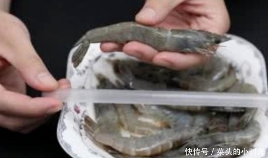牙签|今天才知道去虾线这么简单,只需用一根吸管,太省事了!