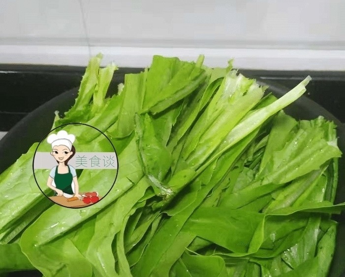这青菜, 钙含量是莴笋的2倍, 配它一起炒, 清香脆嫩, 儿子吃撑了