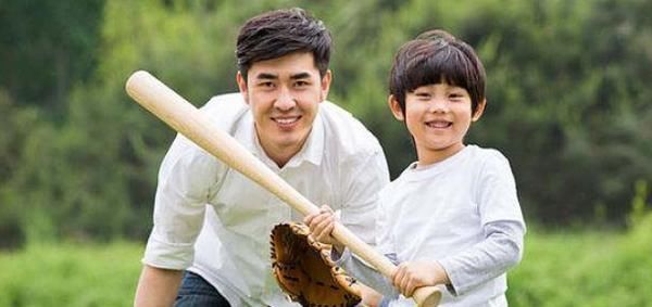 陪伴|宝爸给孩子做“简易秋千”,儿子玩得超开心,宝妈回家后却气坏了