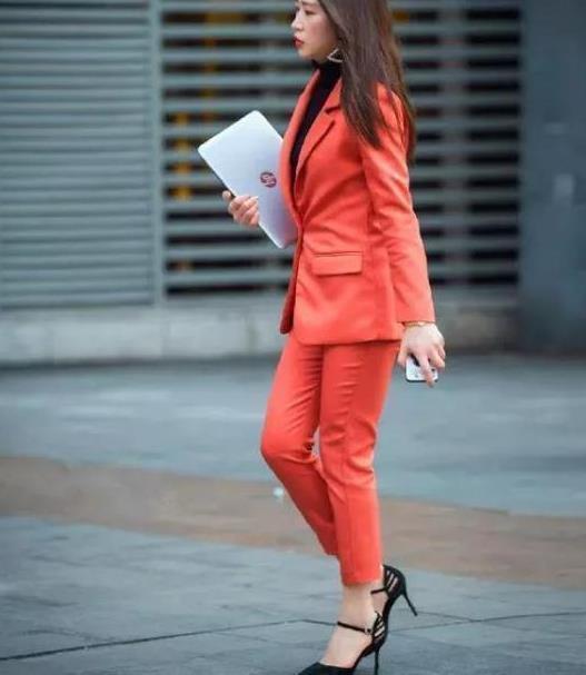 街拍|齐耳短发的小美女,紧身上衣配牛仔裤,时髦又有女人味!