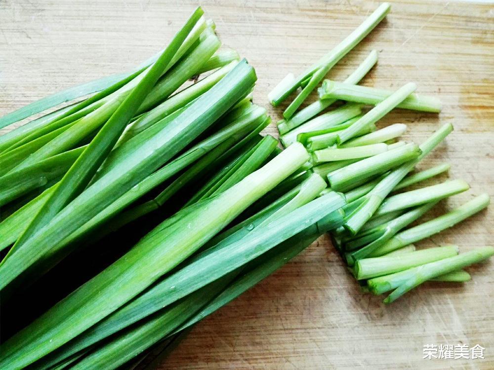 买韭菜时,到底是买细叶还是宽叶,记住这口诀,别再瞎买了
