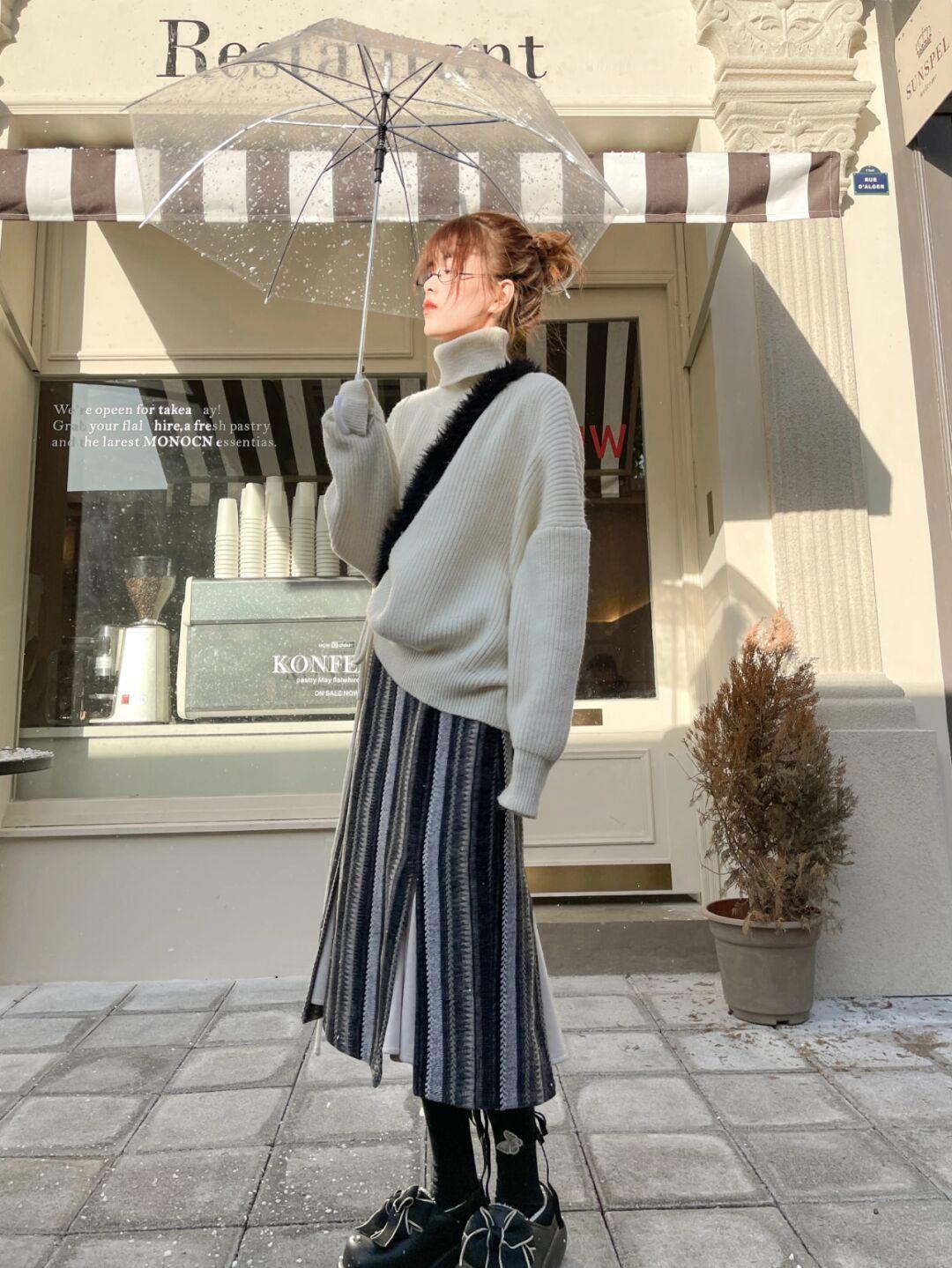 黑色|“毛衣+半裙”又火了,爱美女孩掌握写3个搭配技巧,个性又耐看!