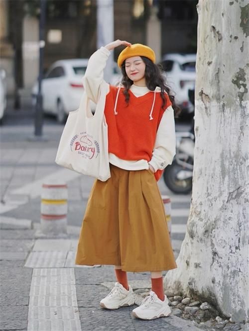 又到了穿裙子的季节，配一件“针织马甲”气质又高级，美腻一整春