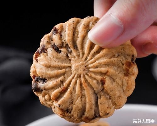 再见了，奥利奥，比如今天给大家推荐的这三款饼干，好吃性价比又高，关键低脂低卡