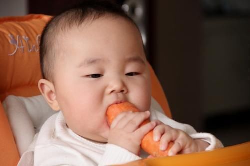 食物|父母谨记睡前2类食物不要喂积食还伤脾,孩子一晚上睡不好