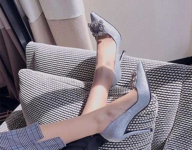 一字扣 时尚潮流尖头高跟鞋,散发小女人气质的魅力