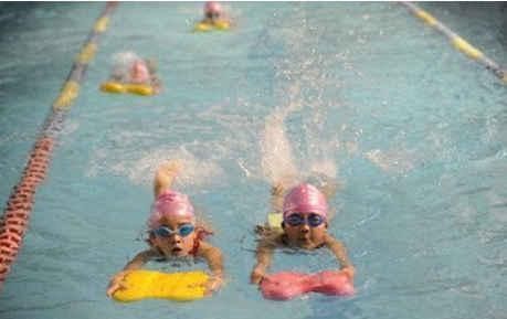 孩子|“妈妈, 救救我! ”孩子沉溺水底, 旁边的母亲却浑然不知