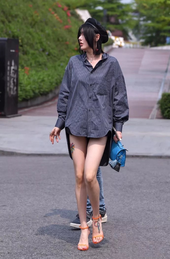 紧身裙搭配高跟鞋,秀出女性魅力的好身材