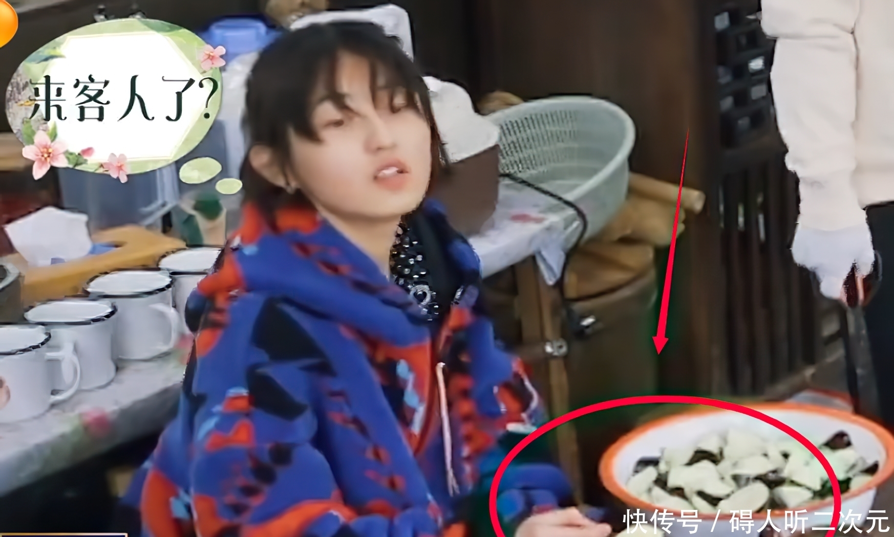 《向往6》张子枫做手拌菜,看她拿啥撒调料的?这谁能吃得下