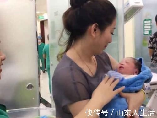 年轻|“最嫩外婆”走红,产房外第一次抱外孙,路人:刚生完就下床?