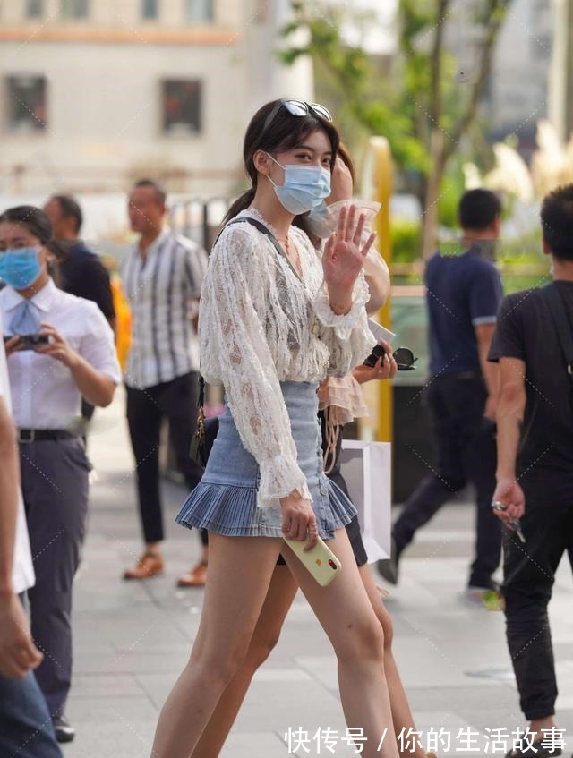牛仔裙 白色休闲衫,花边装饰更显青春感,搭配牛仔裙,十分减龄!