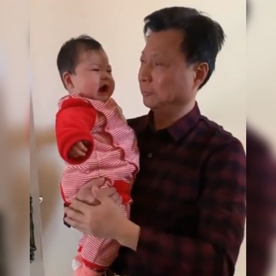 宝宝|外公教小宝宝练习发音,网友:这届小朋友可太难了,总是被迫营业