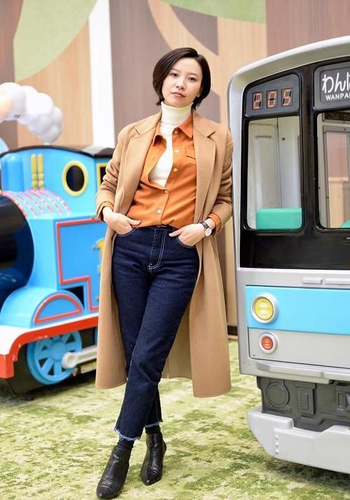 配大衣的裤子不用太多,有这3种“百搭款”就够了,时髦显腿长