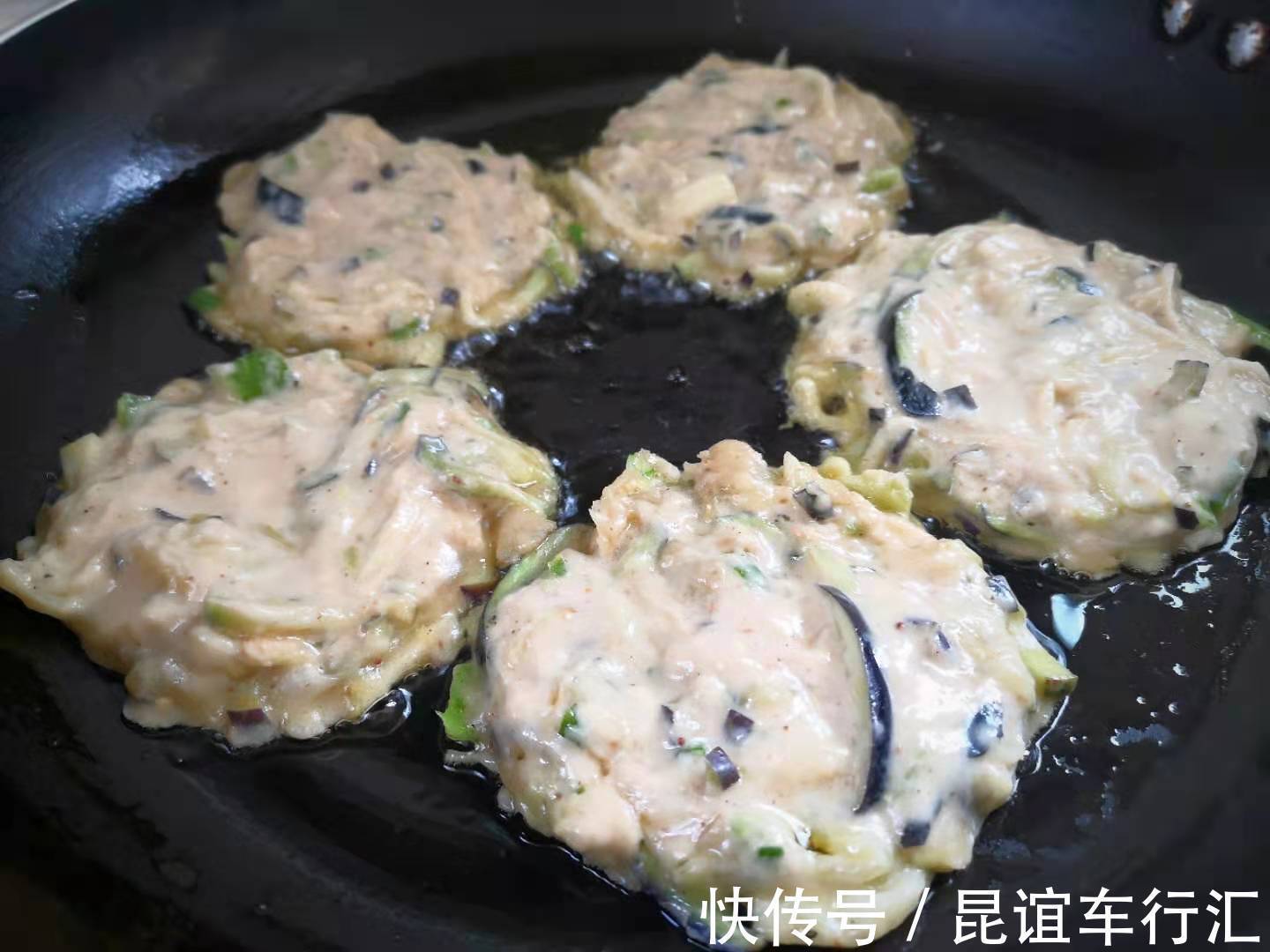 小面姨|夏天,这食材别只懂凉拌了,切成丝上锅煎一煎,鲜香软嫩好消化!