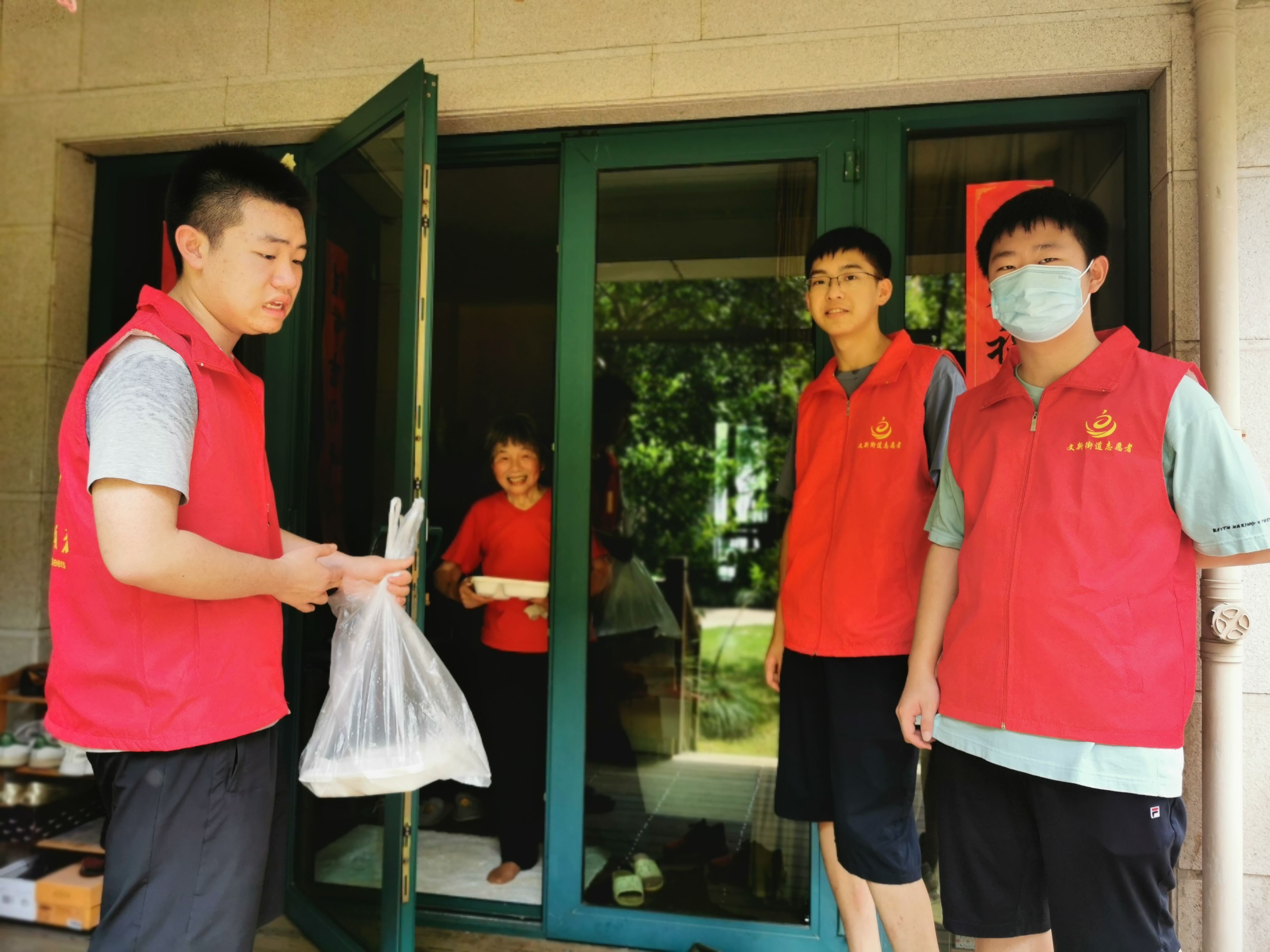 暑假|高龄独居老人吃饭难？这个暑假孩子们担起了“重任”