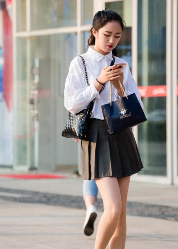裙子|街拍小姐姐一件白衬衫搭配黑色百褶裙,显得清纯可人