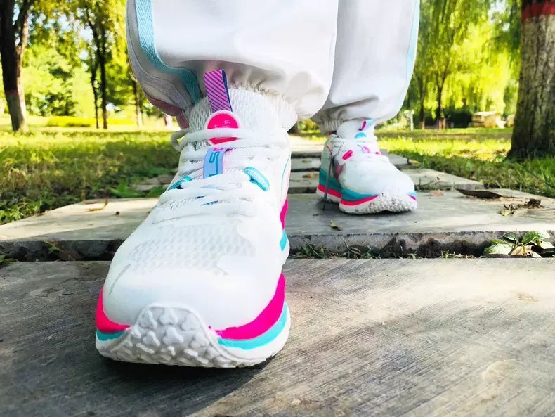 跑步 减缓冲击、低落差、耐磨损、超轻量,这双跑鞋才不到五百块?